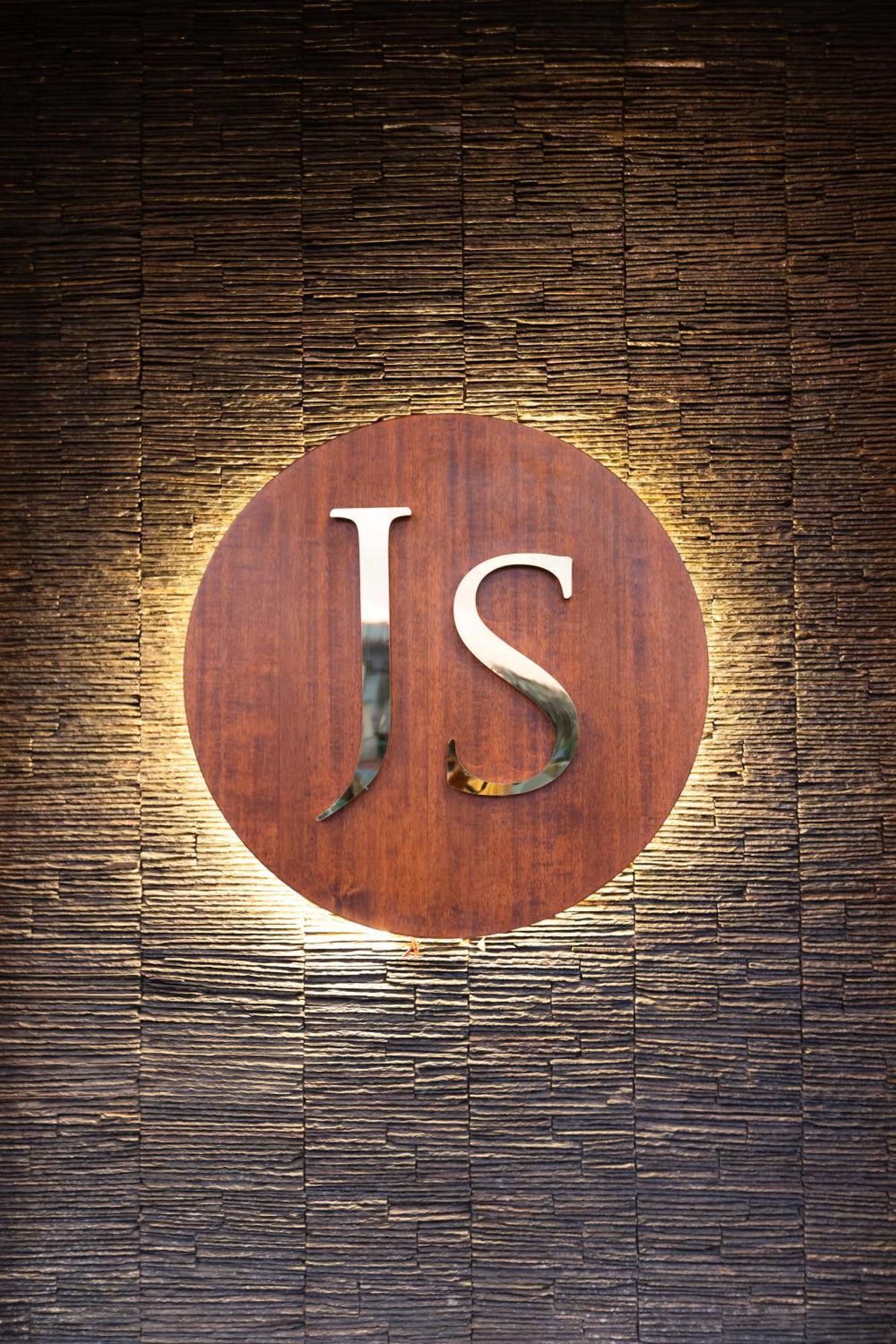 Hotel Js Souvenir Dehradún Kültér fotó